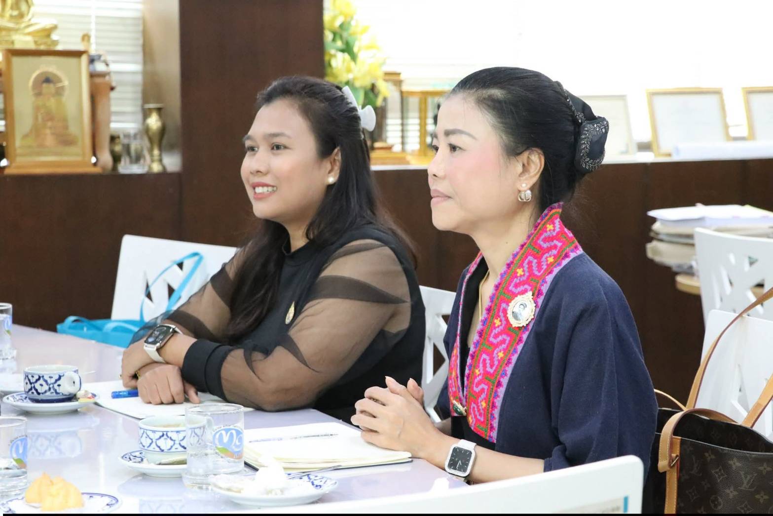 title - ผอ.ศพส. ให้การต้อนรับ รศ.ดร.พรรณี สวนเพลง ผู้อำนวยการศูนย์รวมผู้เชี่ยวชาญทางด้านการท่องเที่ยวเชิงวัฒนธรรมอาหาร และเจ้าหน้าที่ เยี่ยมชมกิจกรรมการดำเนินงานของศูนย์ส่งเสริมและพัฒนาอาชีพเสริมนอกภาคการเกษตร